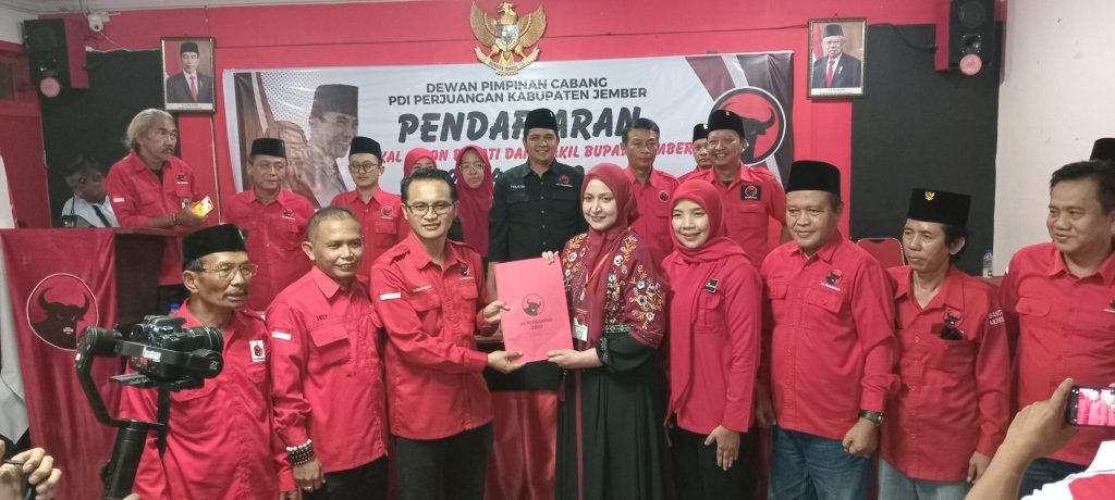 Karena Rindu, Dr Hj Faida MMR Serahkan Berkas Pendaftaran ke DPC PDI Perjuangan Jember