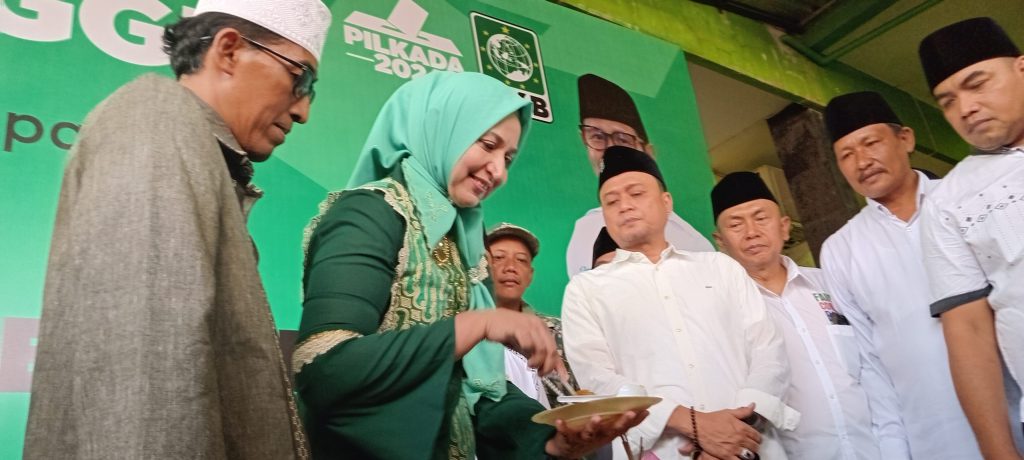 Diiringi Para Relawan dan Ambulance, Dr Hj Faida MMR Serahkan Berkas Ke DPC PKB Jember