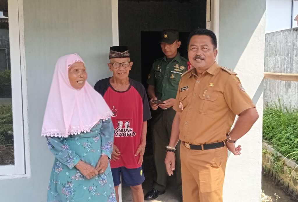 Kades Wirowongso Bangun Rumah Warganya yang Tidak Layak Huni