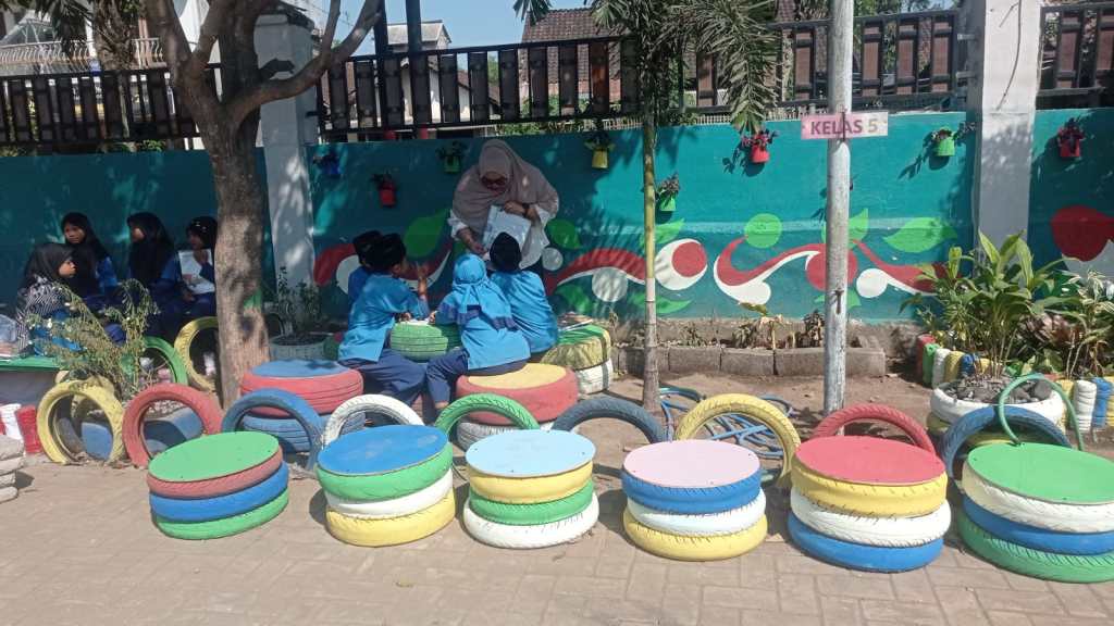 SDN Rowo Indah 1 bersama Paguyuban Wali Murid Berhasil Membuat Taman Belajar Siswa